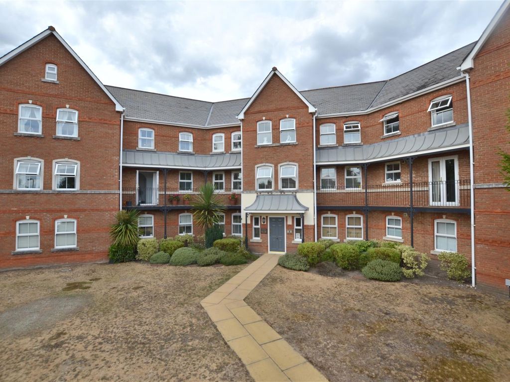 2 bed property for sale in Kensington Court, Turners Avenue, Fleet GU51