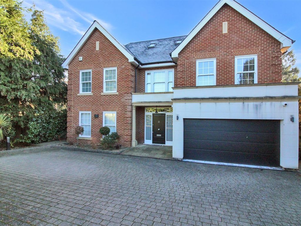 5 bed detached house to rent in Abbey Road, Virginia Water GU25, £6,000