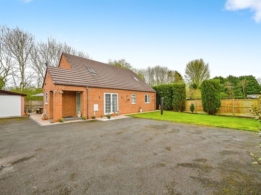 3 bed detached bungalow for sale in Park Street, Uttoxeter ST14, £