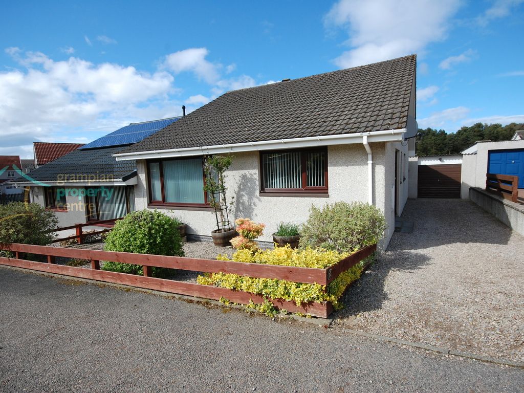 3 bed semidetached bungalow to rent in Clashlands Drive, Lhanbryde