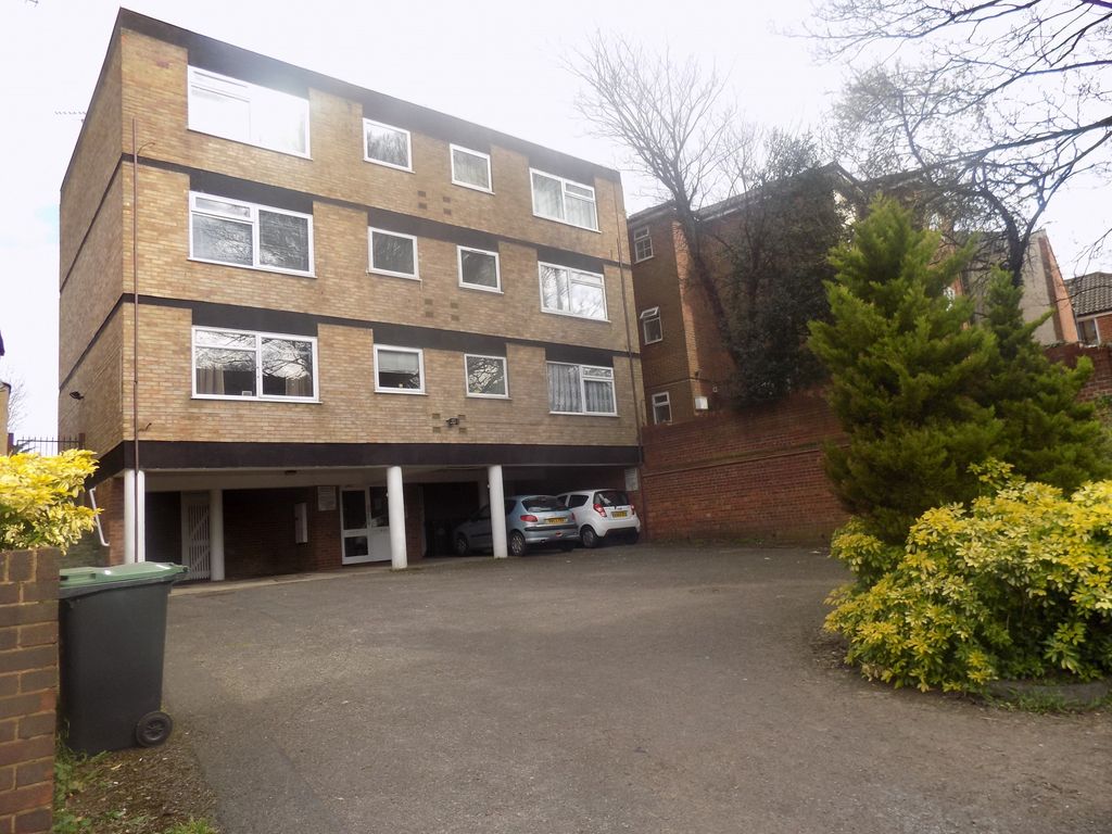 1 bed flat to rent in Gregories Close, Luton, Bedfordshire LU3, £1,000