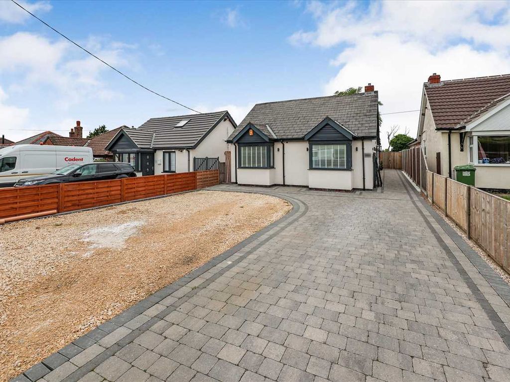 5 bed bungalow for sale in Hawthorn Road, Cherry Willingham, Lincoln