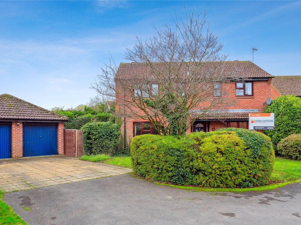 4 bed detached house for sale in Putman Close, Thame, Oxfordshire OX9