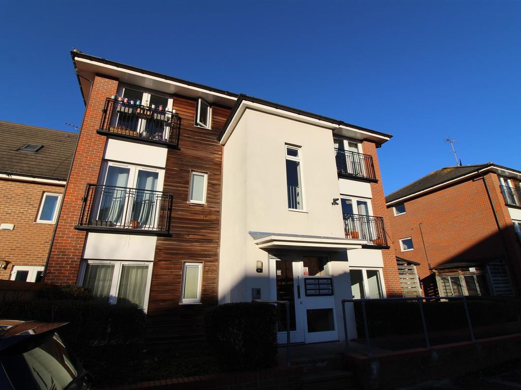 2 bed flat to rent in Meadow Way, Caversham, Reading RG4, £1,250 pcm