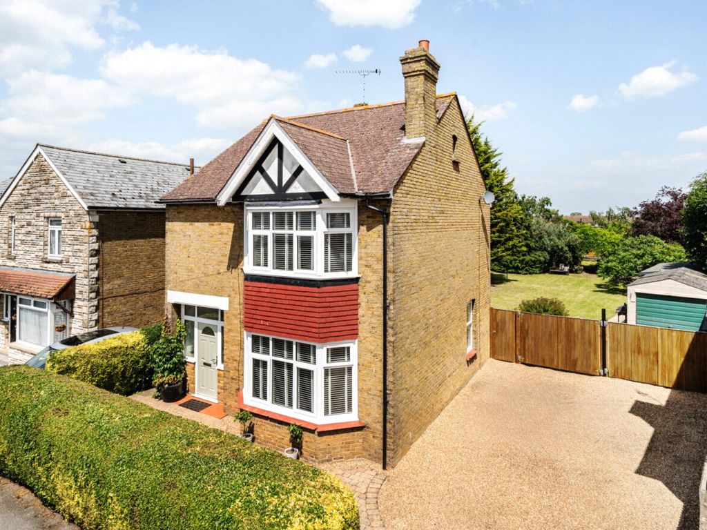 3 bed detached house for sale in Vincent Road, Sittingbourne, Kent ME10