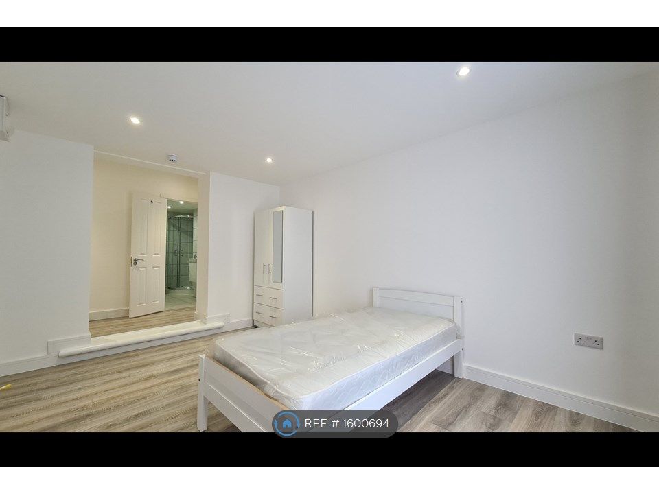 Studio to rent in Cherry Orchard, StainesUponThames TW18 Zoopla