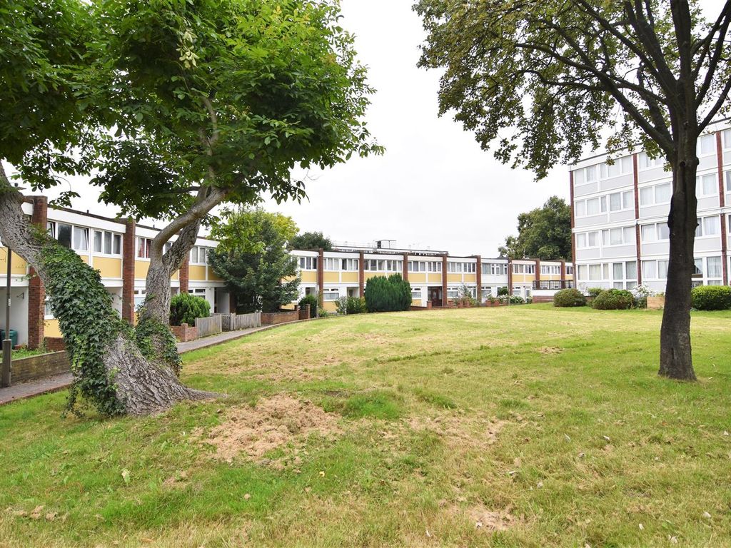 5 bed terraced house to rent in Eastleigh Walk, Roehampton, London