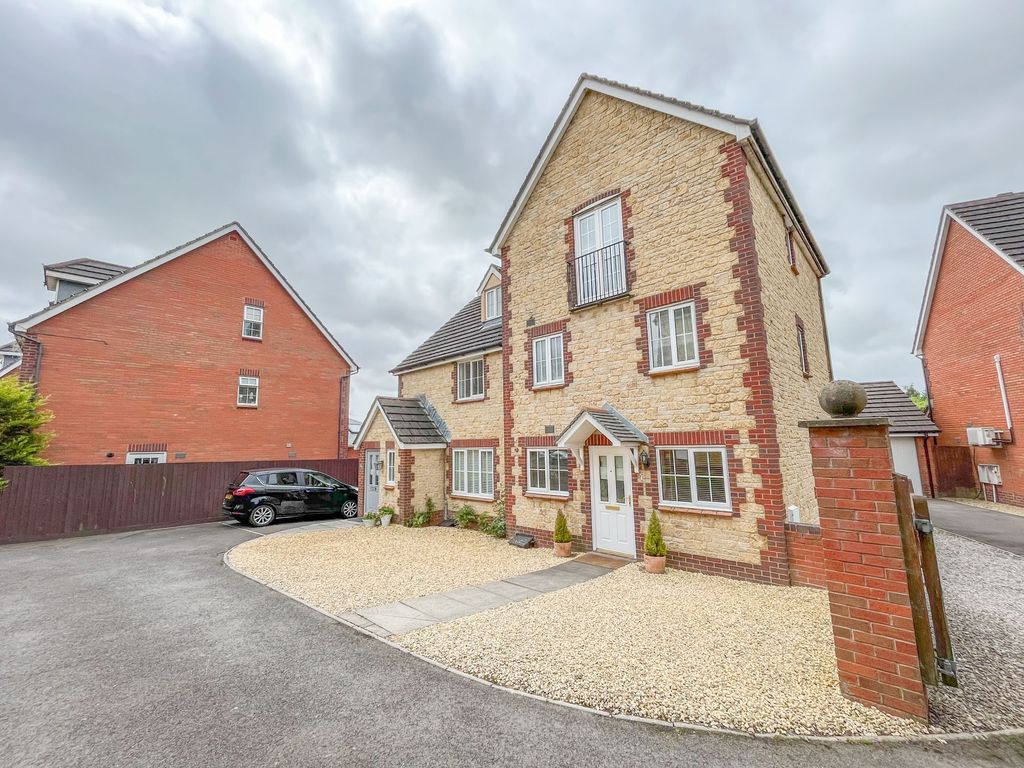 4 bed town house for sale in Oxwich Grove, Newport NP10 Zoopla