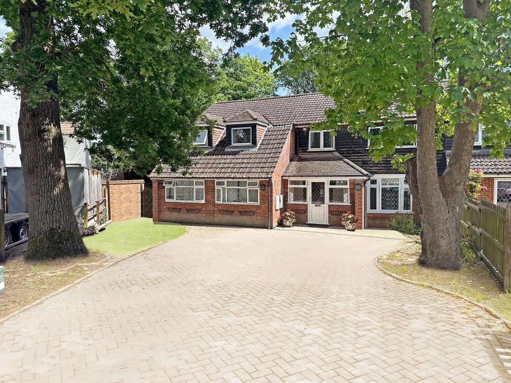 5 bed semidetached house for sale in Chaucer Way, Addlestone KT15, £