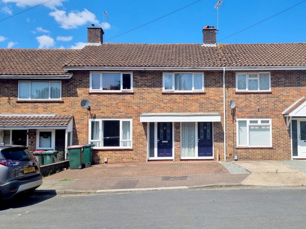 3 bed terraced house to rent in Brookside, Crawley, West Sussex. RH10