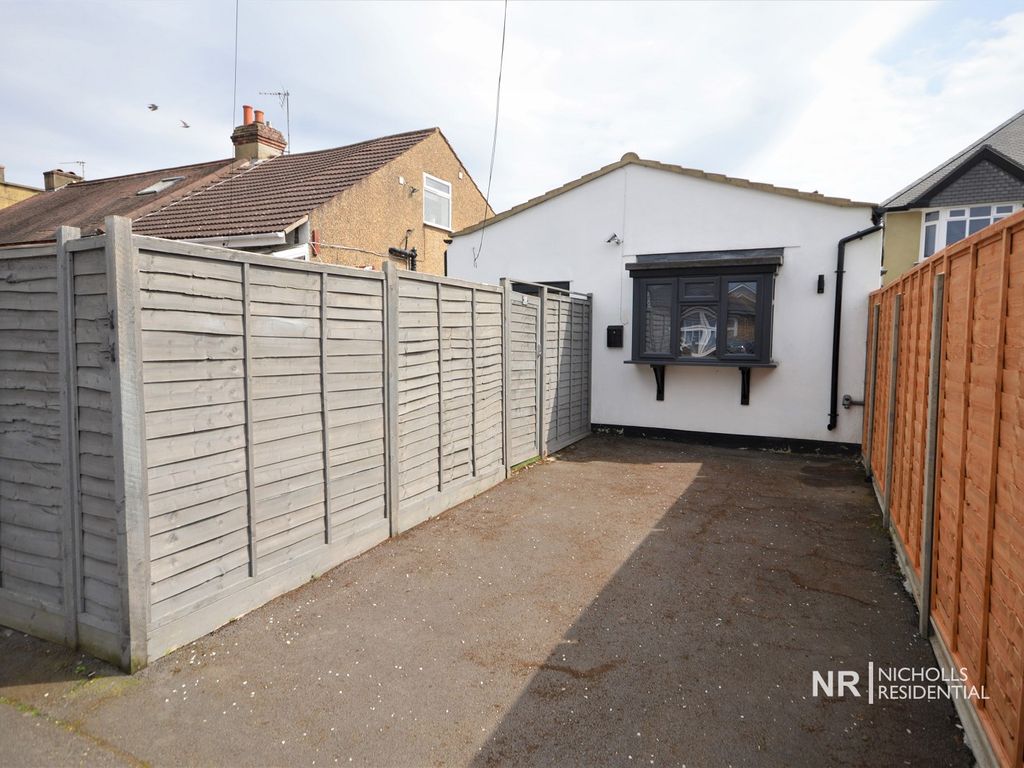 2 bed detached bungalow to rent in Abbotts Road, Sutton, Surrey SM3 Zoopla