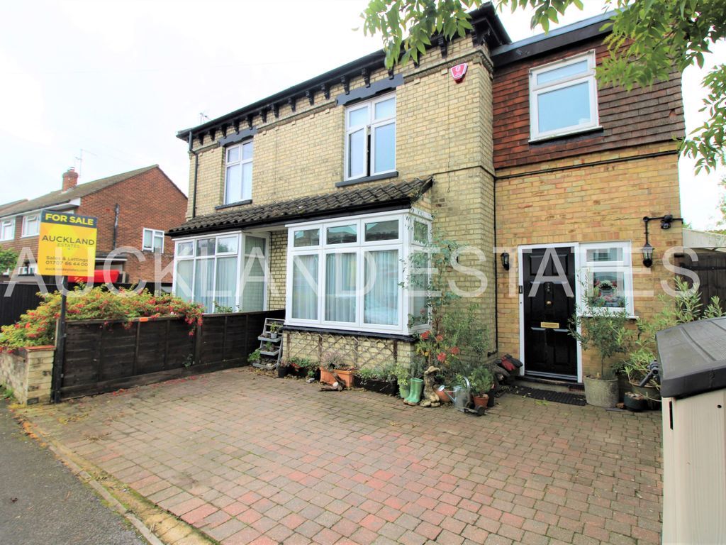 4 bed semidetached house for sale in Thornton Road EN6 Zoopla