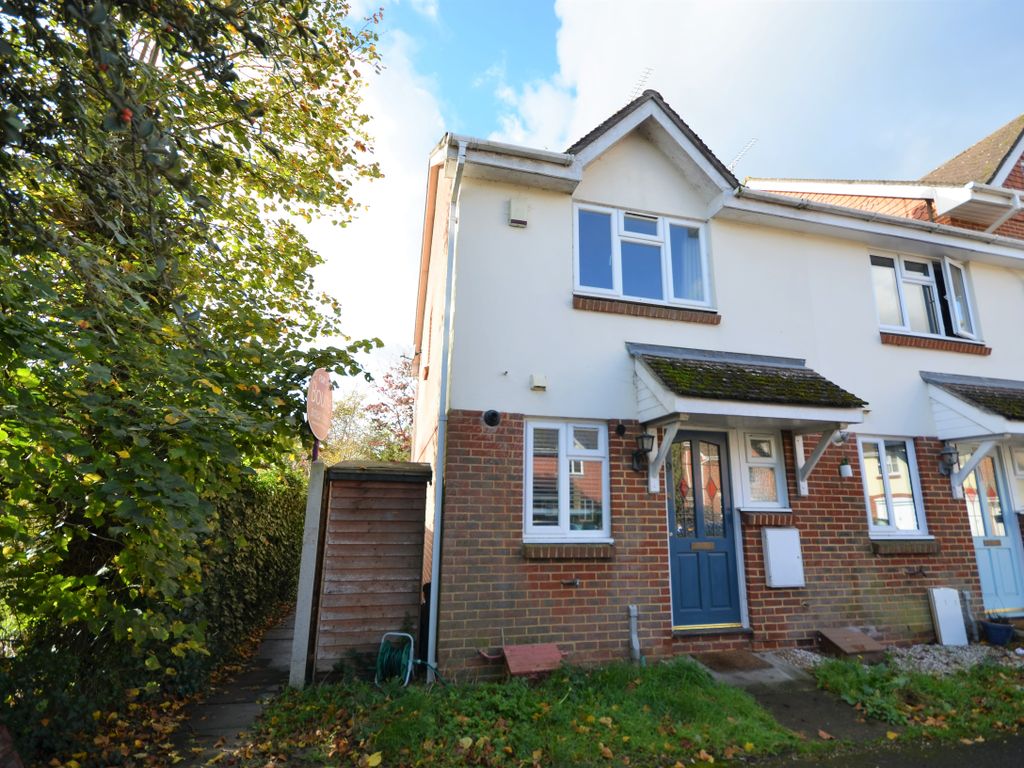 Ferns Mead, Farnham, Surrey GU9  