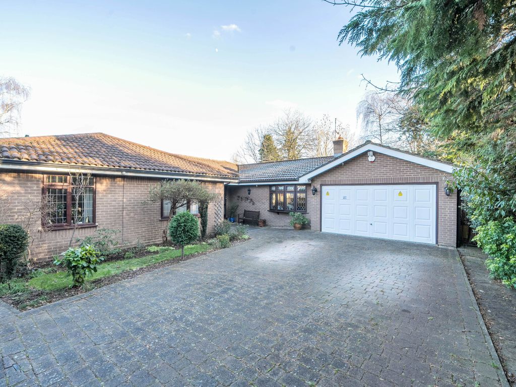 4 bed bungalow for sale in Kennedy Close, Pinner HA5, £1,350,000 Zoopla