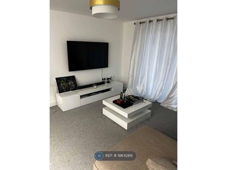 Room to rent in Castle Hill Drive, Ebbsfleet Valley, DA10, £