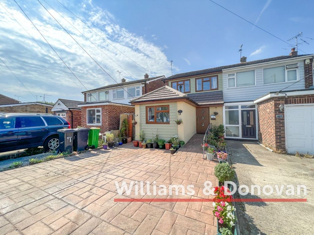 4 bed semidetached house for sale in Crouch Avenue, Hullbridge