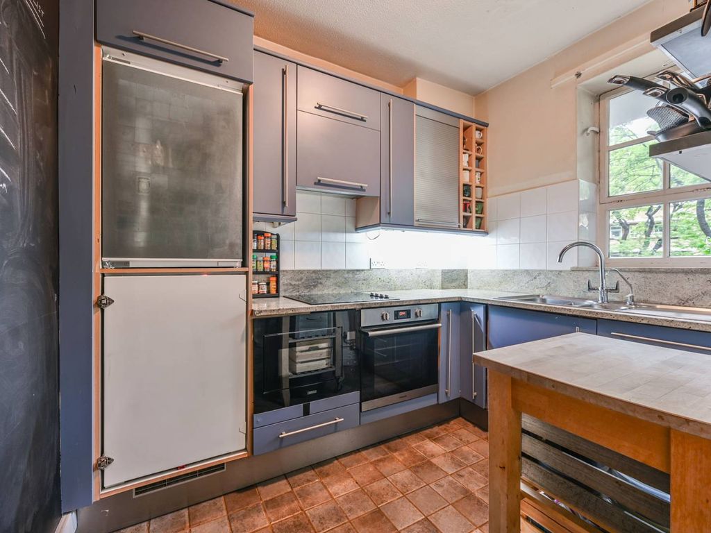 3 bed flat for sale in Vicarage Crescent, Battersea Square, London SW11