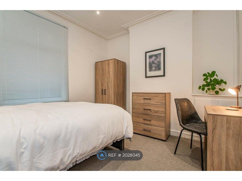 Room to rent in Bury Road, Bolton BL2, £450 pcm Zoopla