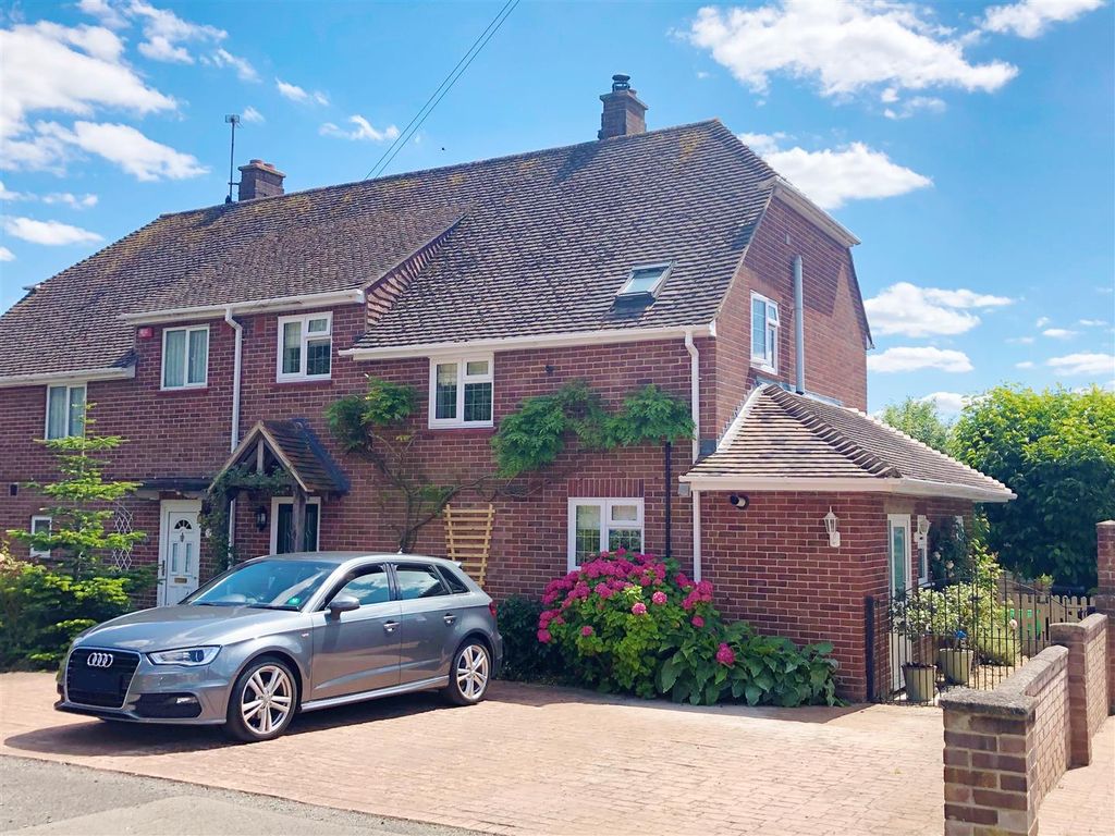 3 bed semidetached house for sale in Dene Way, Donnington, Newbury
