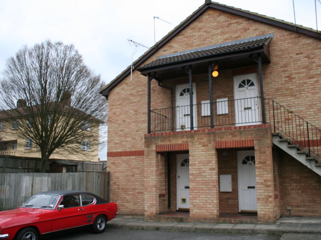 Studio to rent in Lowdell Close, West Drayton UB7, £950 pcm Zoopla