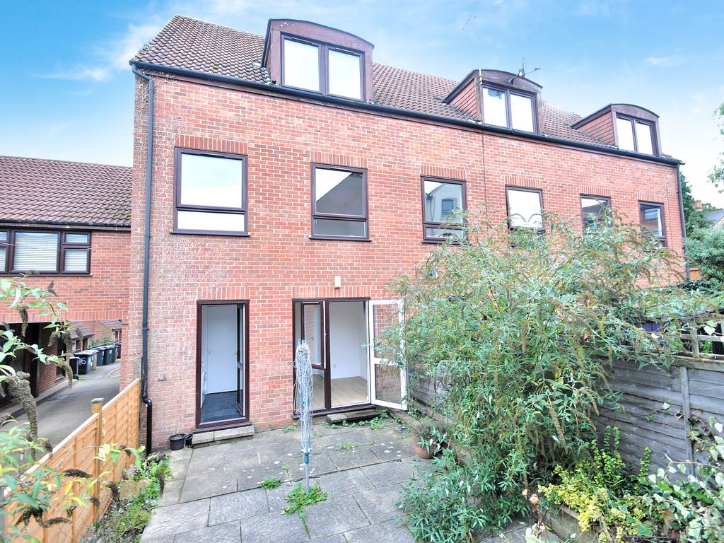 3 bed detached house to rent in Kingfisher Way, Stortford