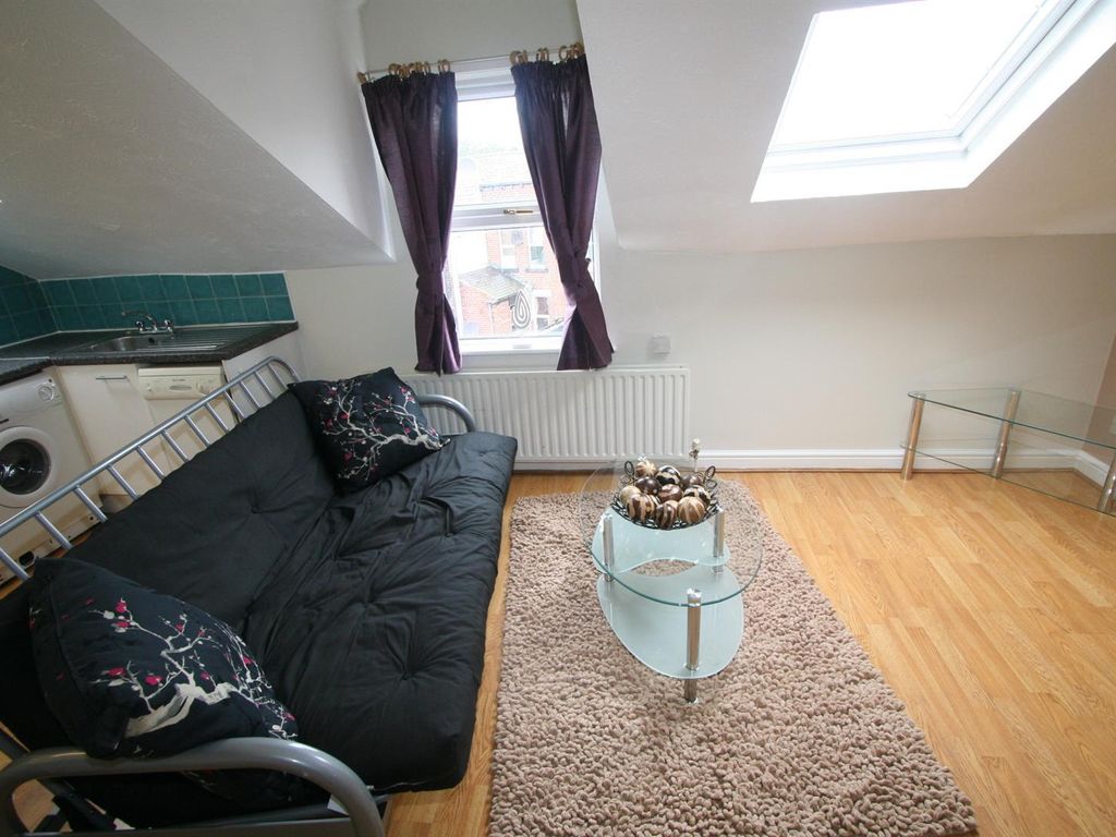 1 bed flat to rent in Moor View, Hyde Park, Leeds LS6, £828 pcm Zoopla