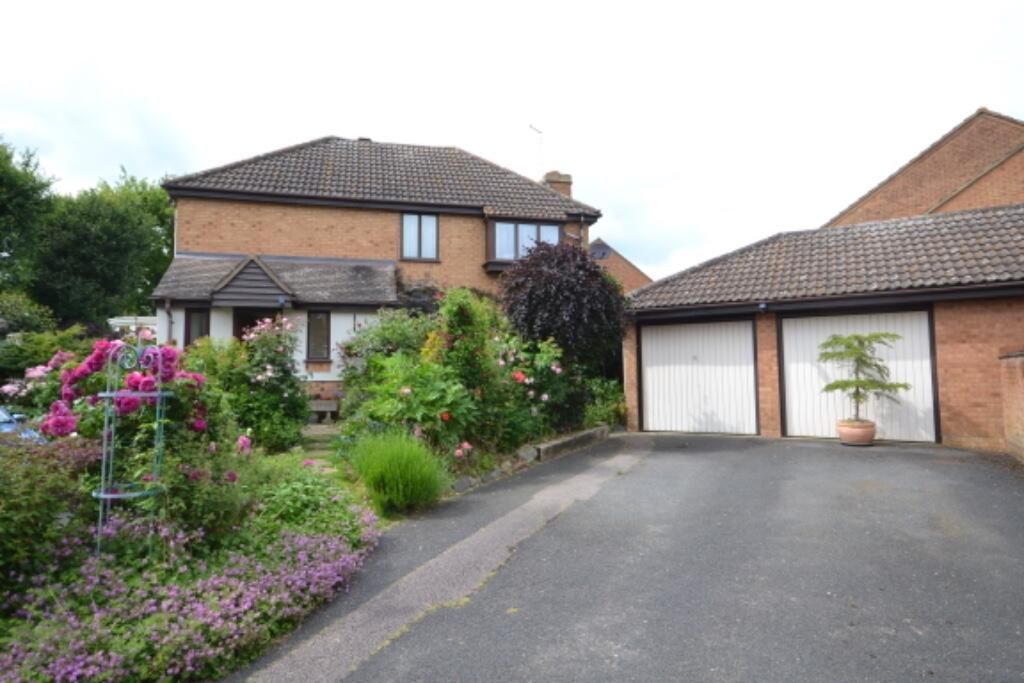 4 bed detached house for sale in Dove Close, Stortford CM23, £