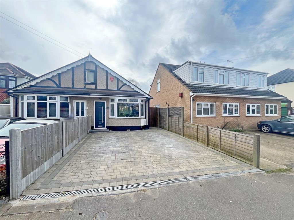 2 bed semidetached bungalow for sale in Upminster Road North, Rainham