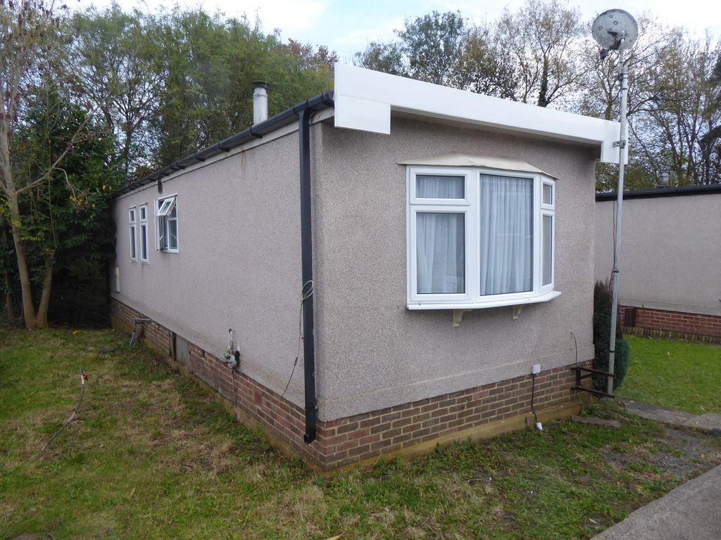 2 bed mobile/park home for sale in Cambridge Lodge Park, Bonehurst Road, Horley, Surrey RH6, £