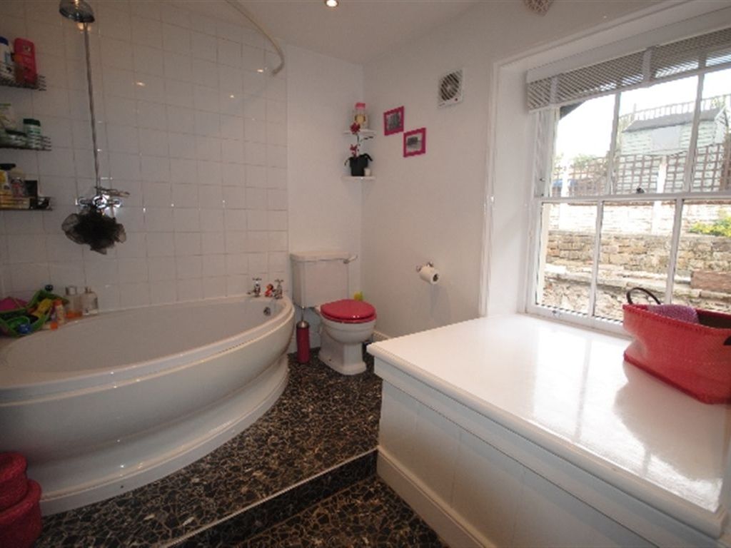 Property Details For 2 Lakeside Cottages Standish Wigan Wn1 2uu