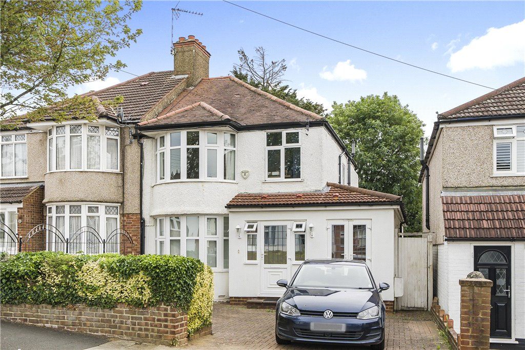 3 bed semidetached house for sale in Drummond Drive, Stanmore