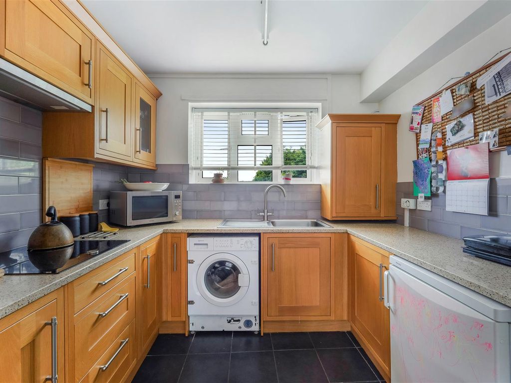 2 bed flat for sale in Radstock Way, Merstham, Redhill RH1, £250,000