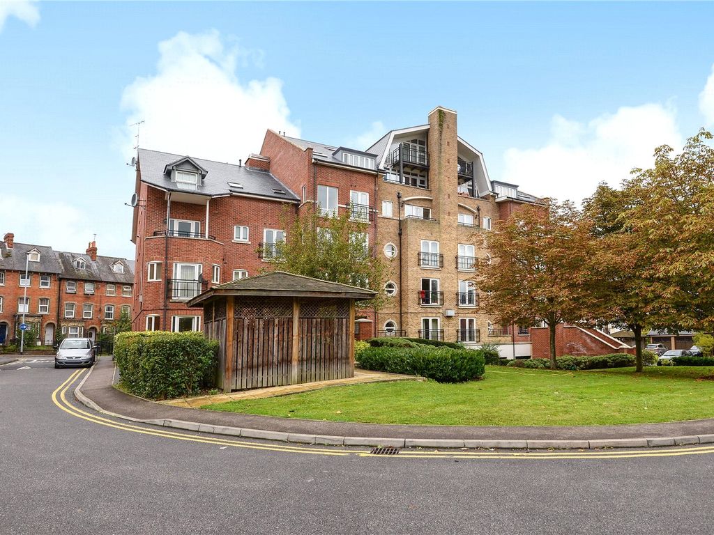 2 bed flat to rent in Aveley House, Iliffe Close, Reading, Berkshire