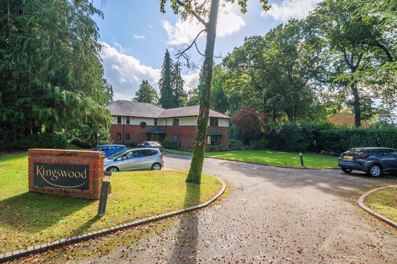 3 bed flat for sale in Crossways Road, Grayshott, Hindhead GU26, £