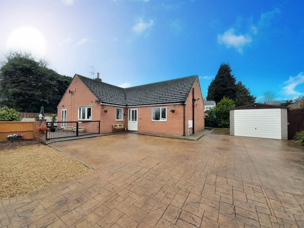 5 bed detached house for sale in Somercotes Hill, Somercotes, Alfreton