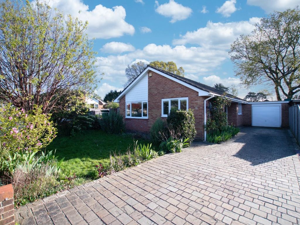 3 bed detached bungalow for sale in Common Gardens, Chandler's Ford, Eastleigh SO53, £425,000