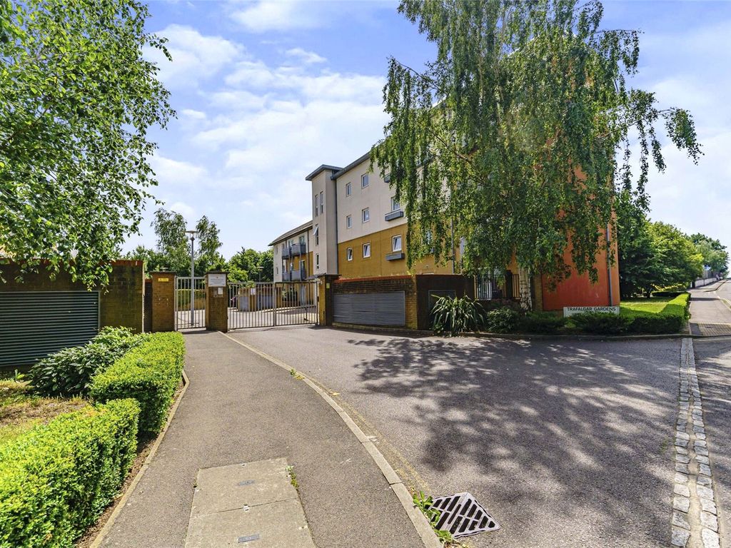 2 bed flat for sale in Coburn House, Trafalgar Gardens, Three Bridges