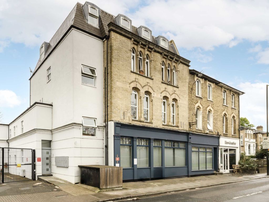 1 bed flat to rent in Uxbridge Road, Hampton Hill, Hampton TW12, £1,350