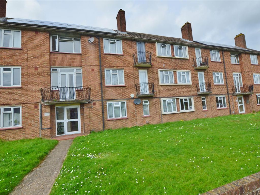 1 bed flat to rent in Grenville Close, Burnham, Slough SL1, £1,150 pcm