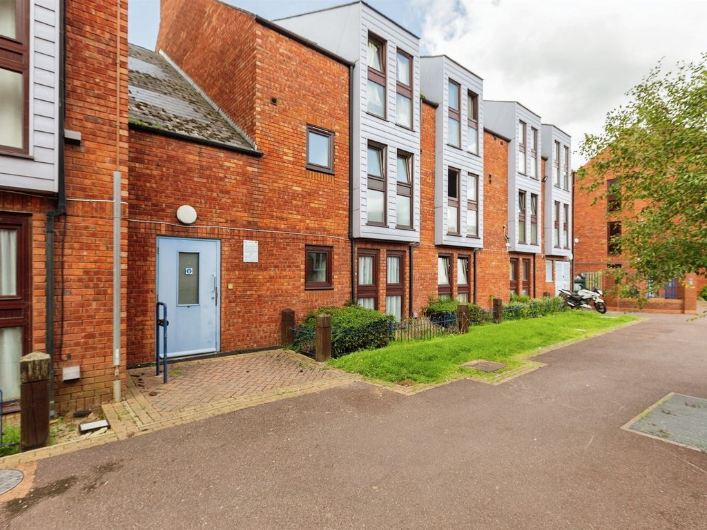 1 bed flat for sale in Wycliffe End, Aylesbury HP19, £130,000 Zoopla