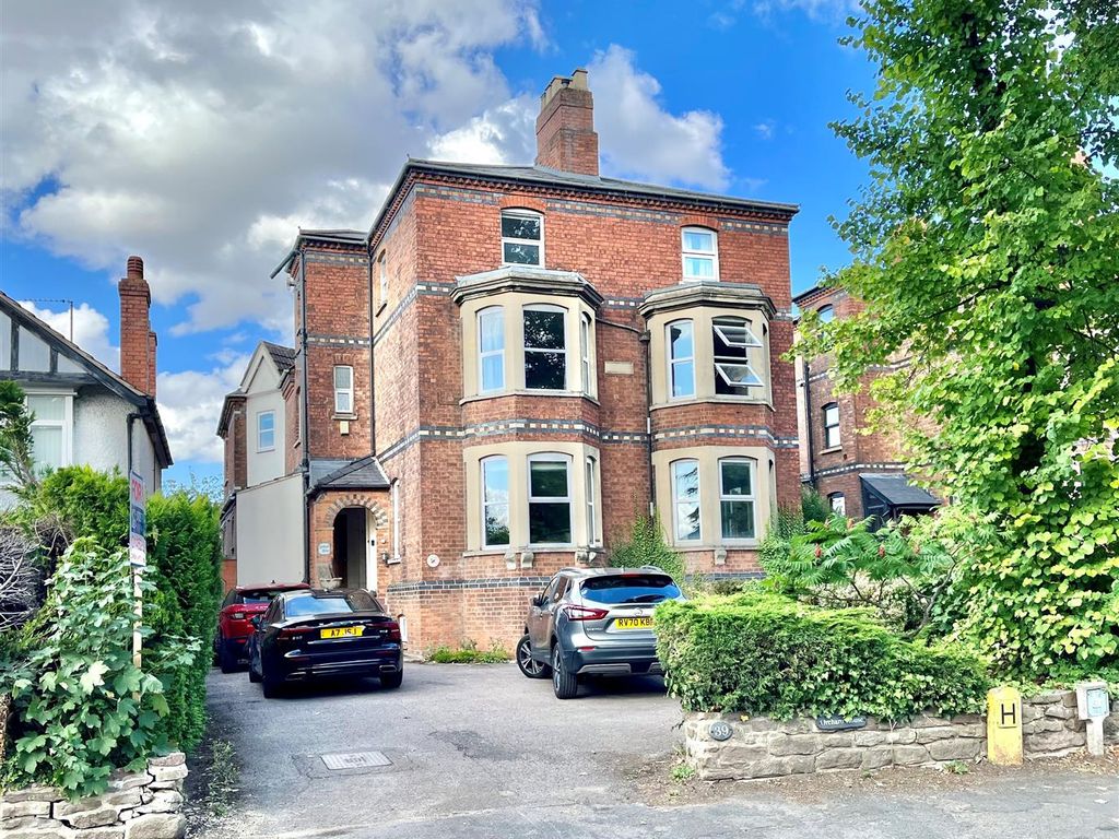 5 bed semidetached house for sale in Barnwood Road, Longlevens