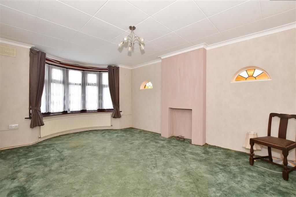 2 bed semidetached bungalow for sale in Elizabeth Drive, Wickford