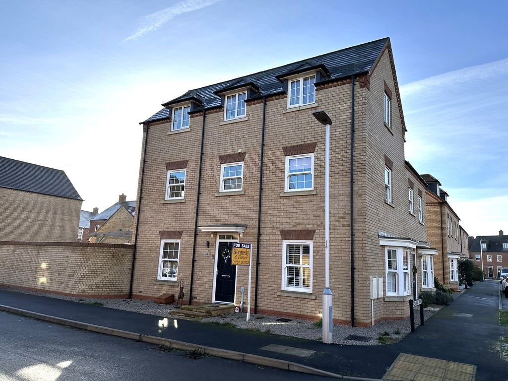 4 bed semidetached house for sale in Collings Crescent, Biggleswade