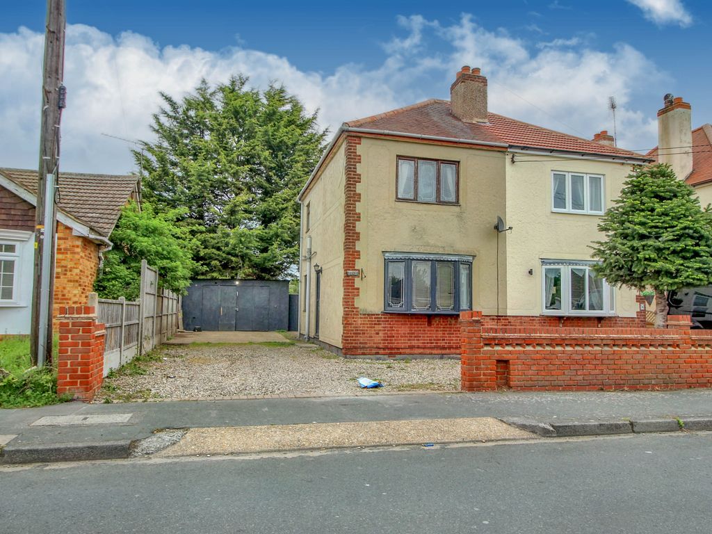 2 bed semidetached house for sale in Bromfords Drive, Wickford