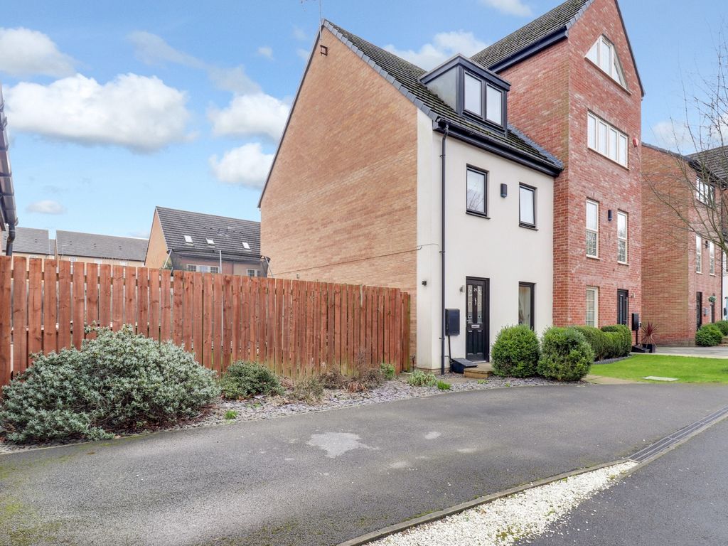 4 bed semidetached house for sale in Madison Walk, Ackworth