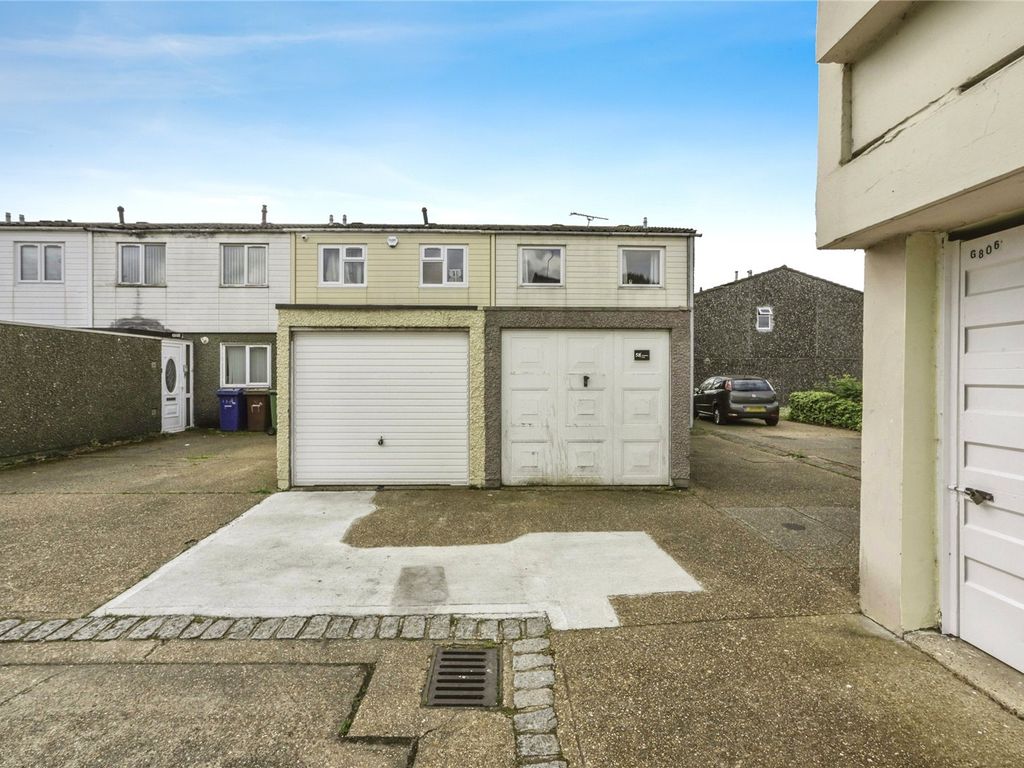 3 bed end terrace house for sale in Mayflower Close, South Ockendon