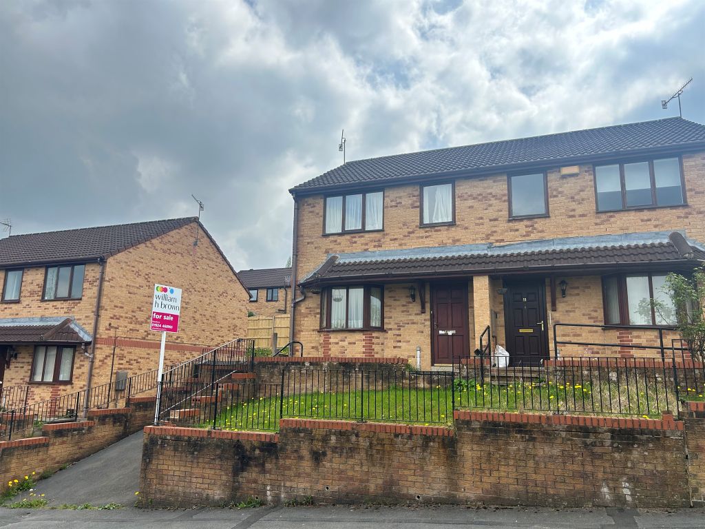 3 bed end terrace house for sale in Heaton Grange, Batley WF17, £