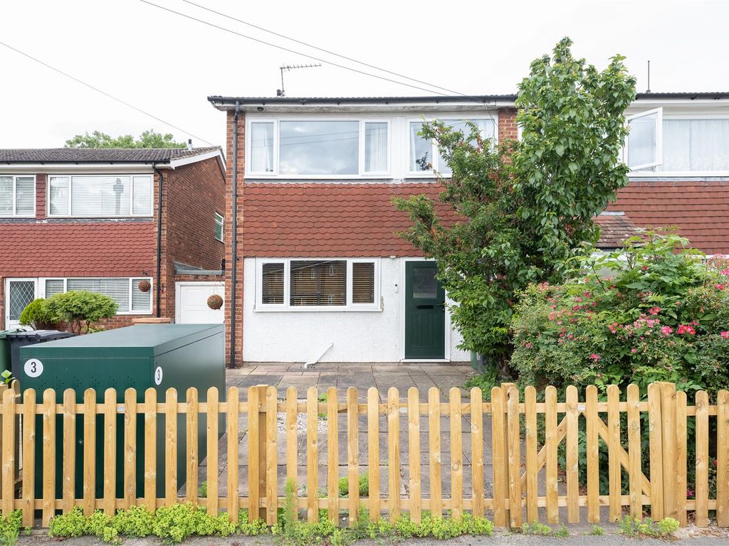 3 bed semidetached house for sale in Acorn Close, London E4, £475,000