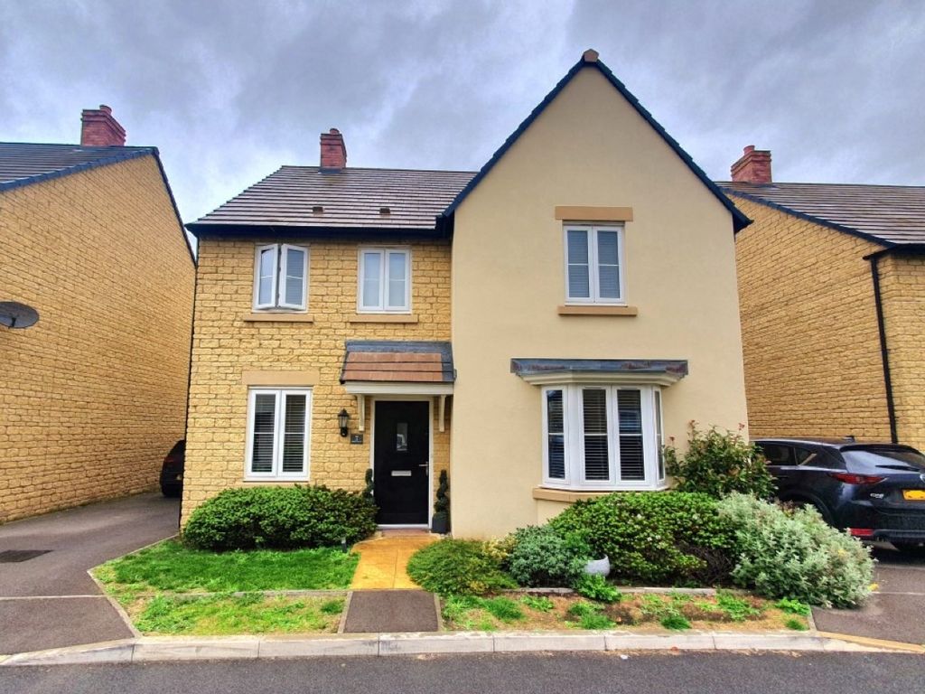 4 bed detached house for sale in Blush Crescent, Carterton OX18, £