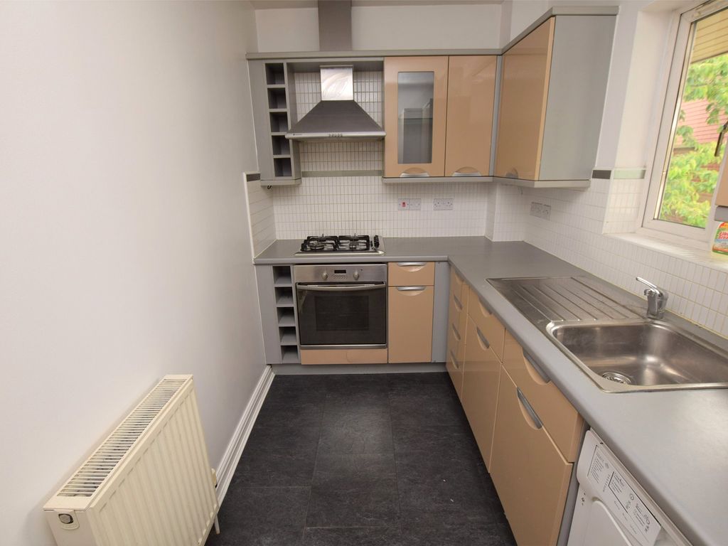 2 bed flat to rent in Ryan Court, 152 162 London Road, Romford RM7